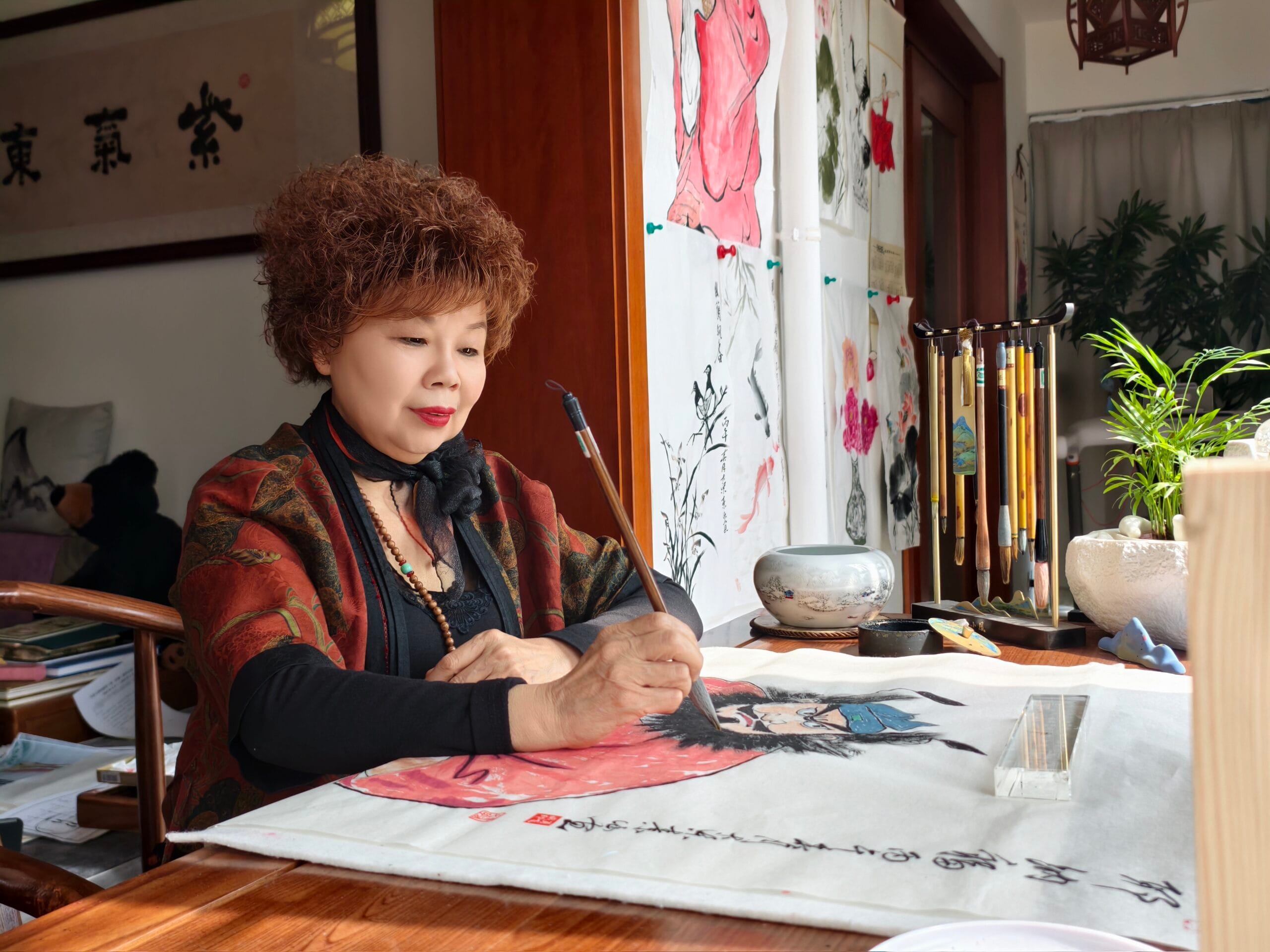 素涵执笔绘制钟馗人物画